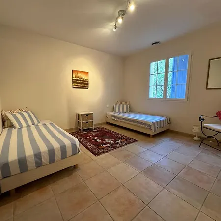 Les Amandiers Avec Piscine Villa